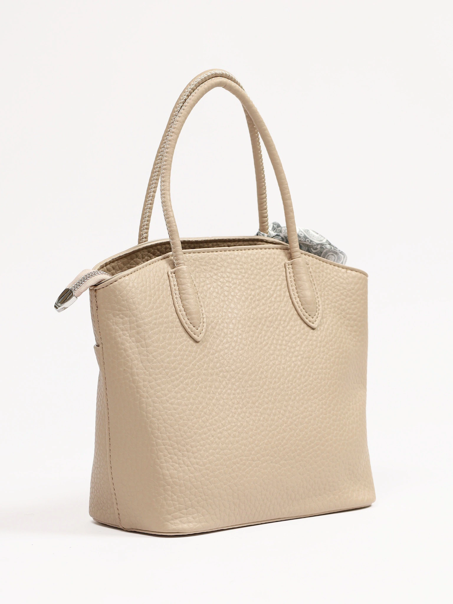 Сумка-тоут с округлыми ручками и декоративным платком в ассортименте